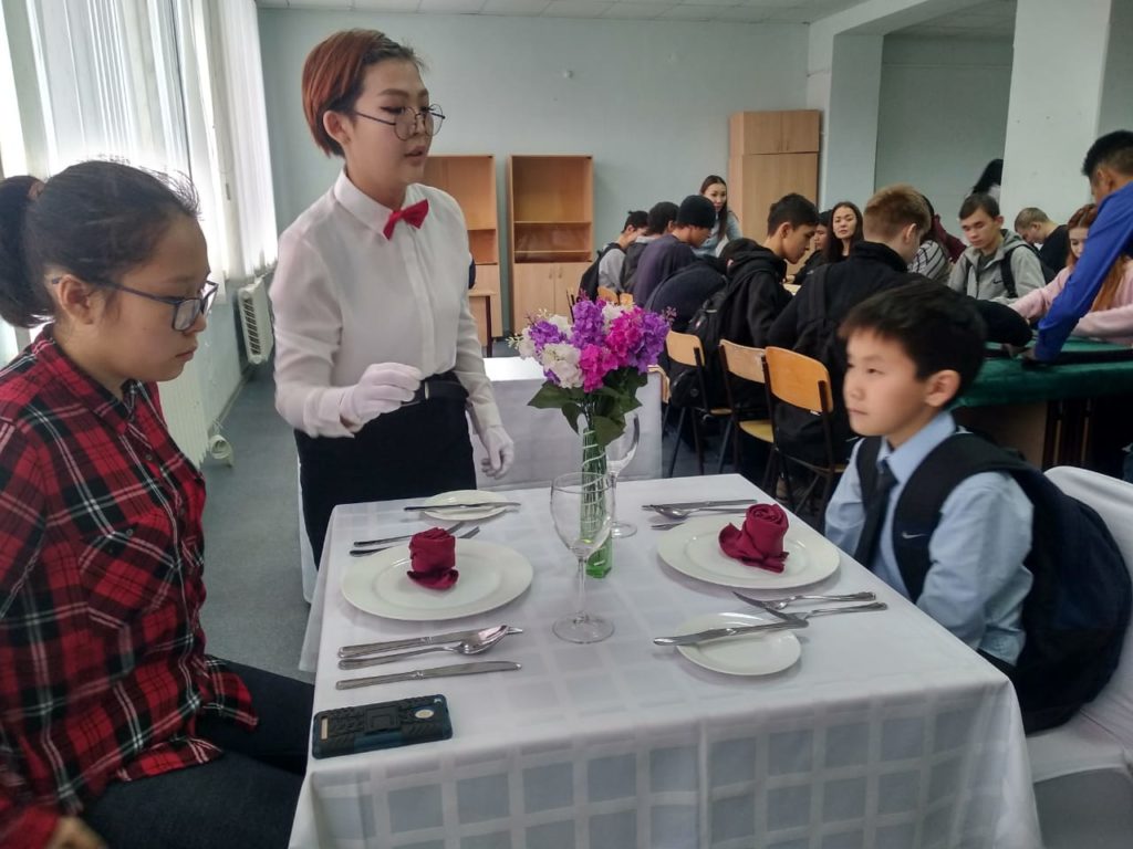 Воспитанники кружка «Юный кулинар»(Амтаннаах ас) на мастер классах по Ресторанному делу